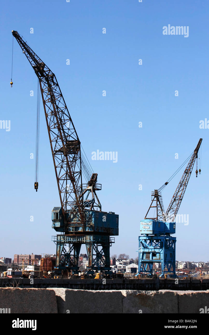 Due grandi gru di banchina di spedizione in porto. Foto Stock