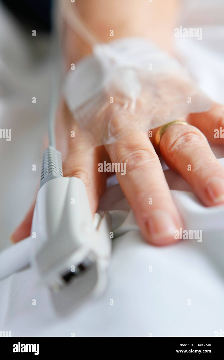 L'ossigeno rivelatore di livello su pazienti a mano. Foto Stock