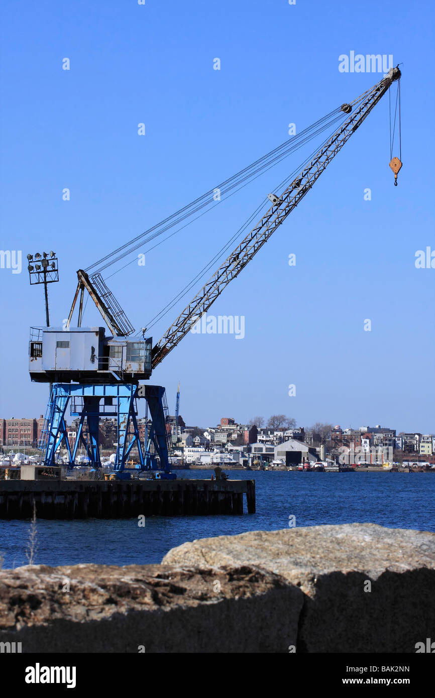 Grande gru al dock di spedizione in porto. Foto Stock