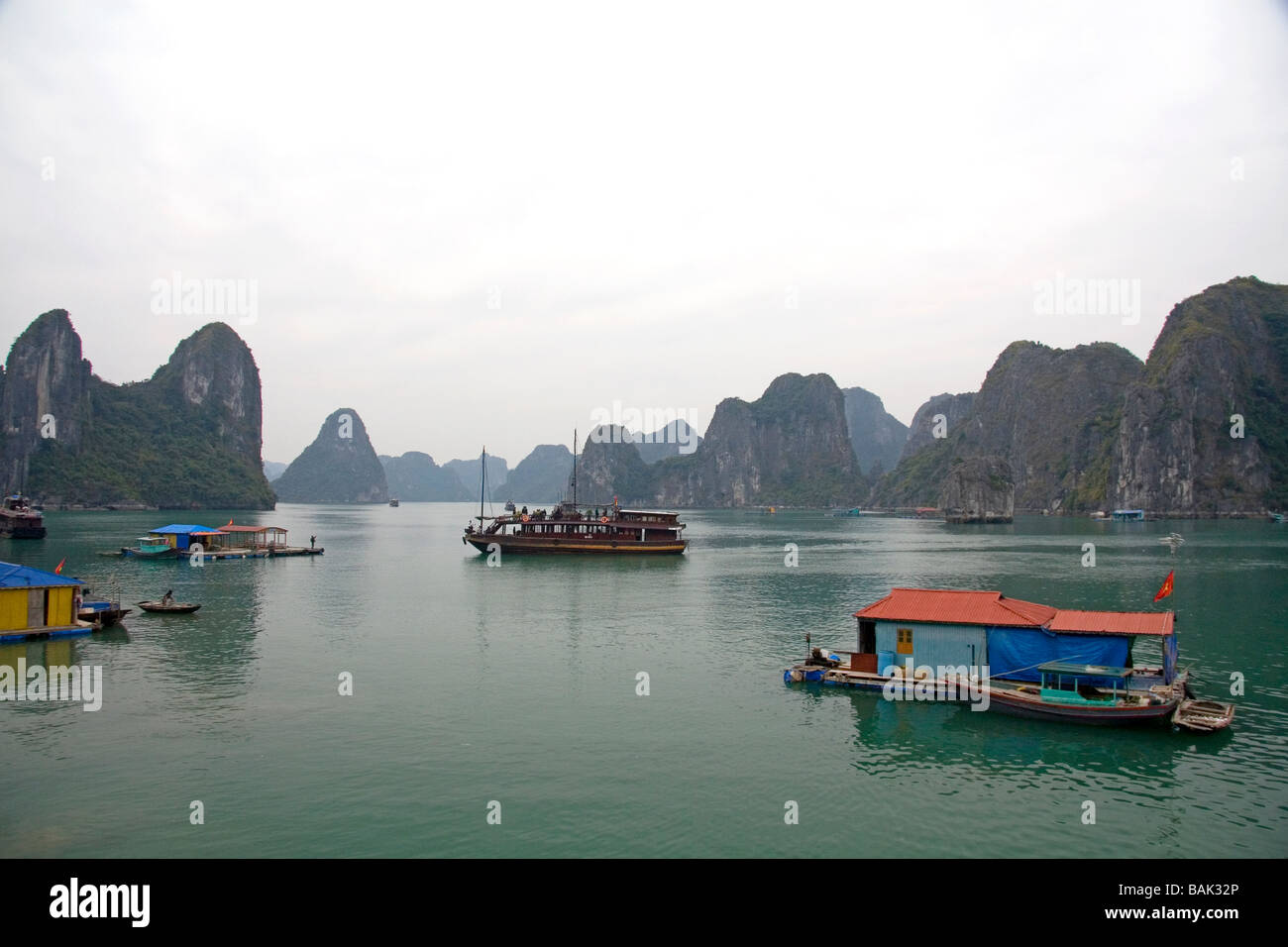 Villaggio galleggiante nella baia di Ha Long Vietnam Foto Stock