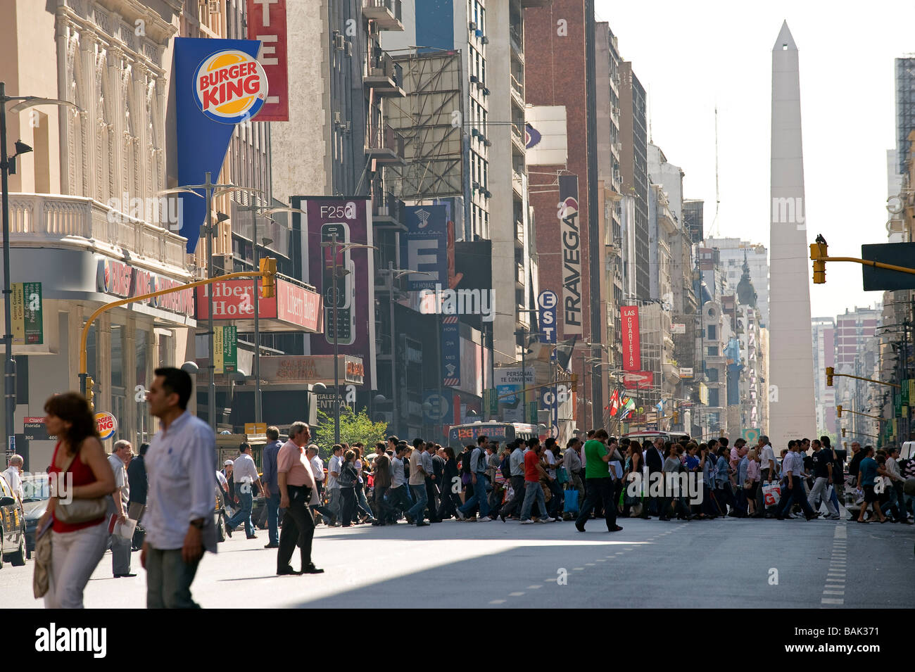 Argentina, Buenos Aires, il Viale Corrientes e l'Obelisco Foto Stock