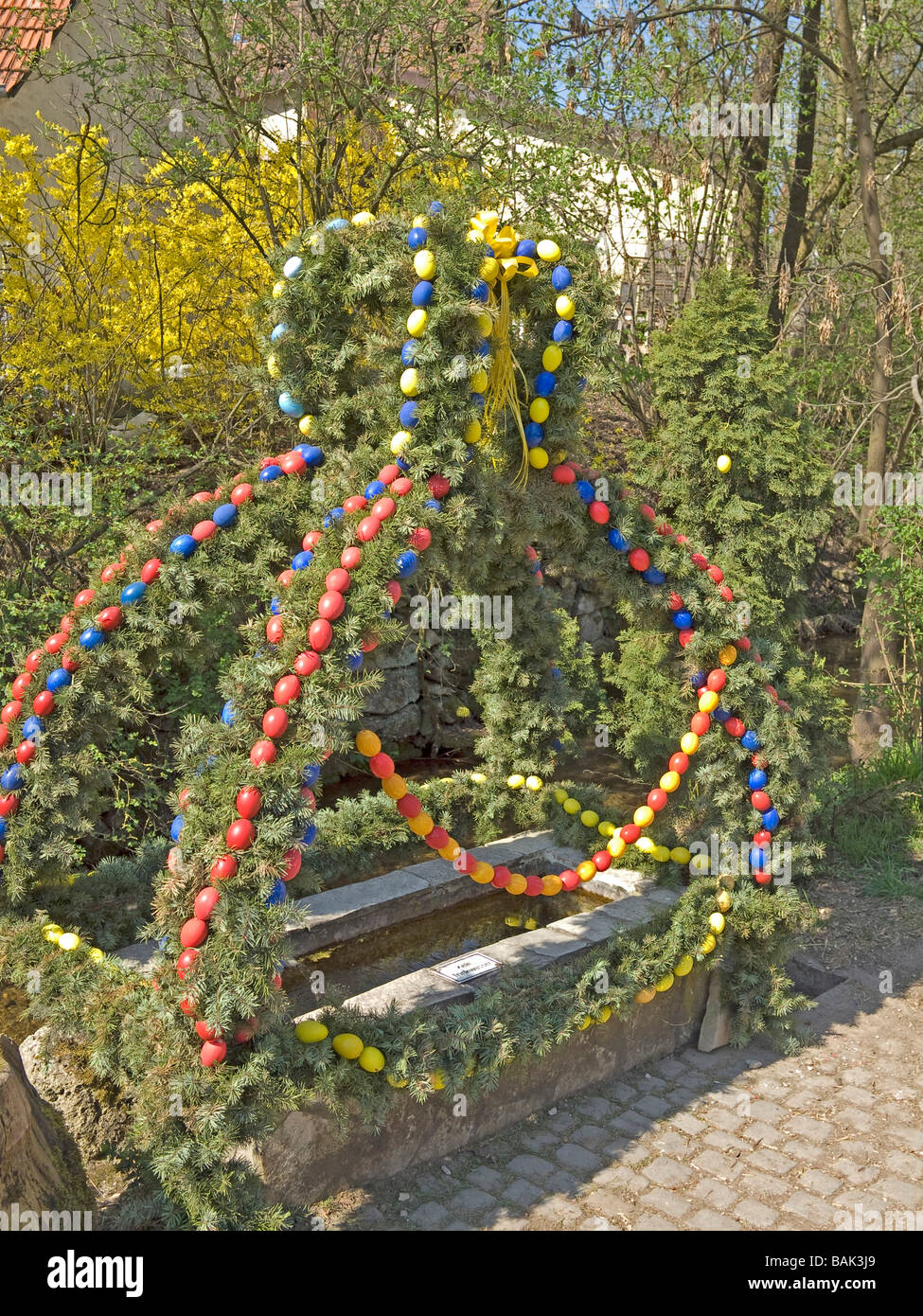 Pasqua ben colorate uova di pasqua a decorazione su di un piccolo serbatoio di acqua in Baviera Weißenohe Alta Franconia Germania Foto Stock