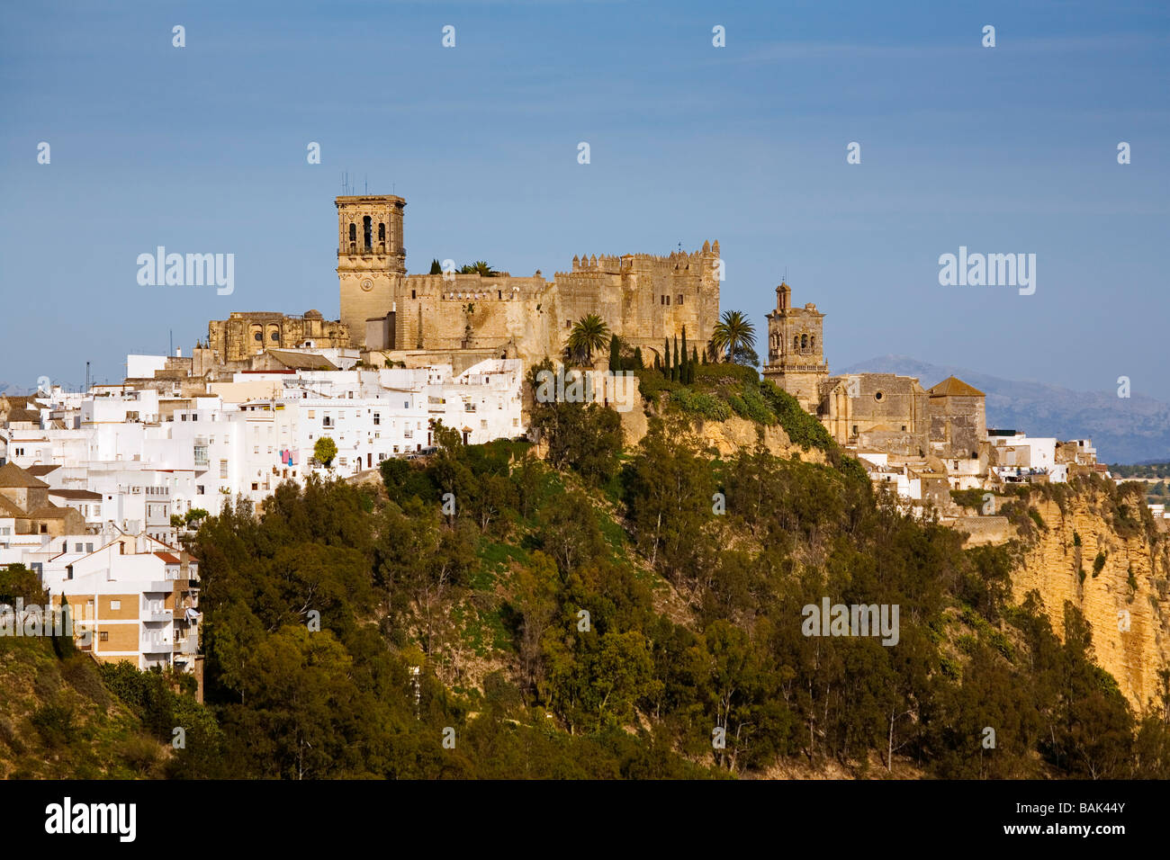 Castello Le chiese di Santa Maria e San Pedro nel villaggio bianco di Arcos de la Frontera Sierra di Cadice Andalusia Spagna Foto Stock