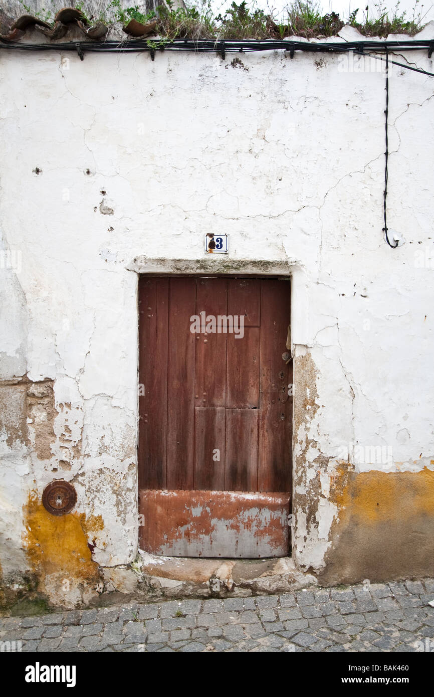 Vecchio e rovinato l'entrata di una casa medioevale in Crato, regione Alentejo, Portogallo. Foto Stock