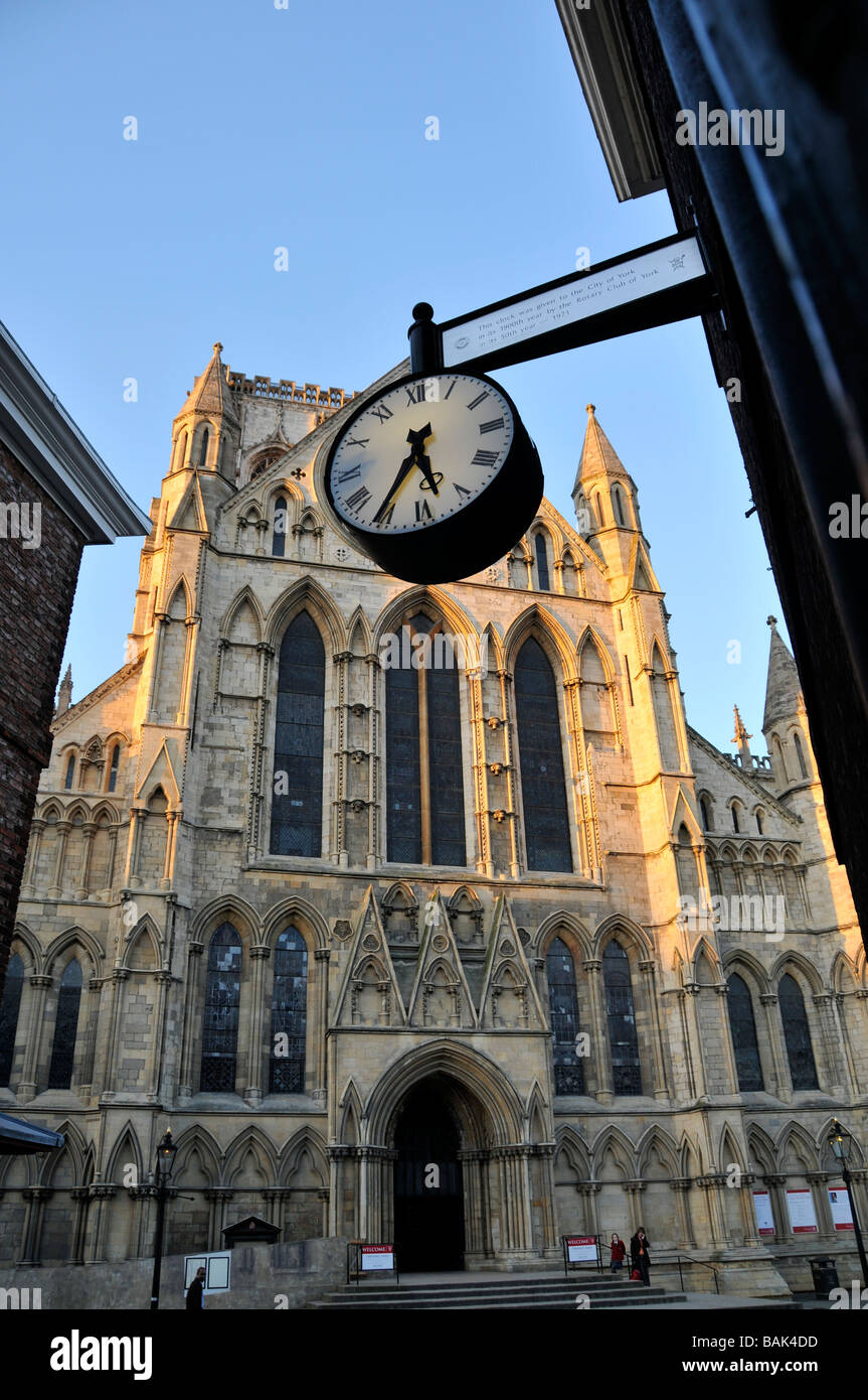 York Minster da Stonegate con Rotary club orologio in primo piano Foto Stock