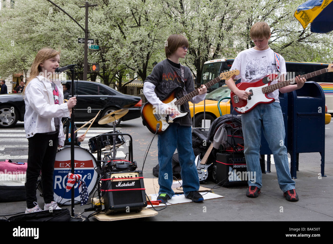 Rock band di adolescenti giocando sulla strada di New York City Foto Stock