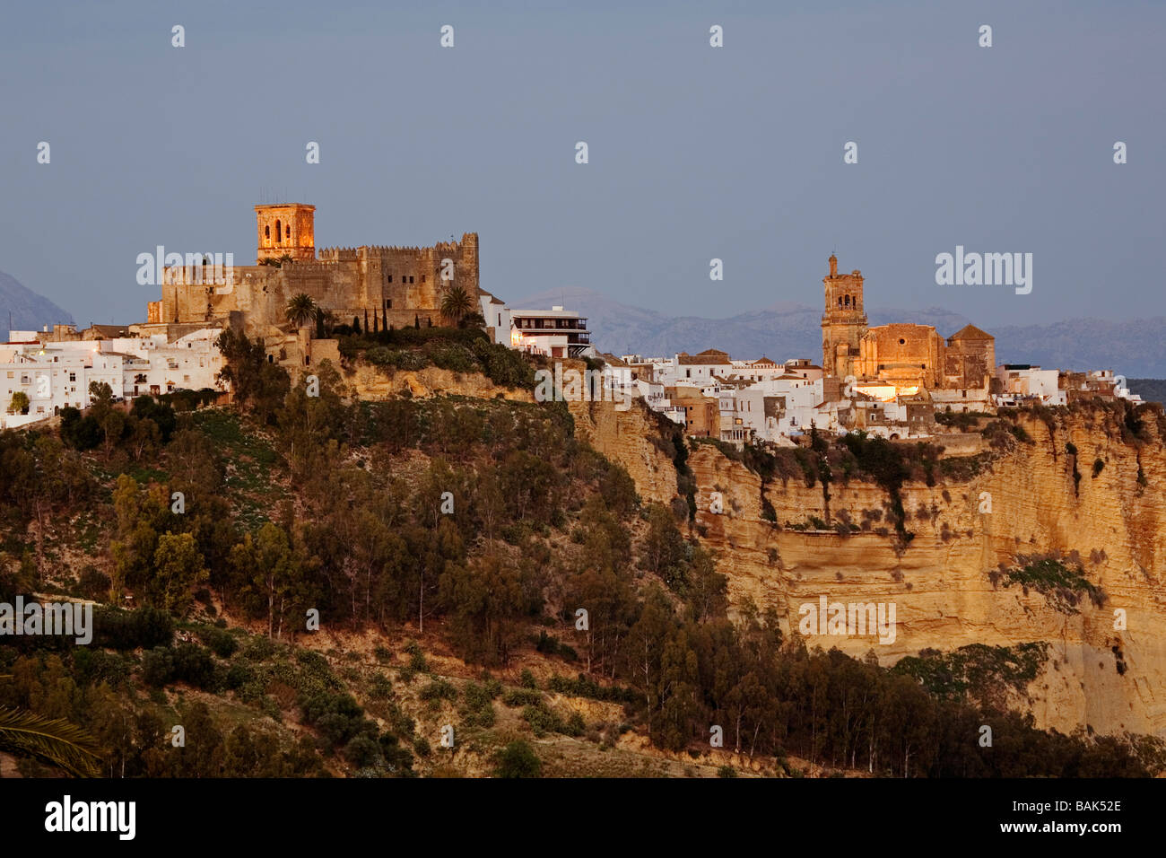 Castello Le chiese di Santa Maria e San Pedro nel villaggio bianco di Arcos de la Frontera Sierra di Cadice Andalusia Spagna Foto Stock