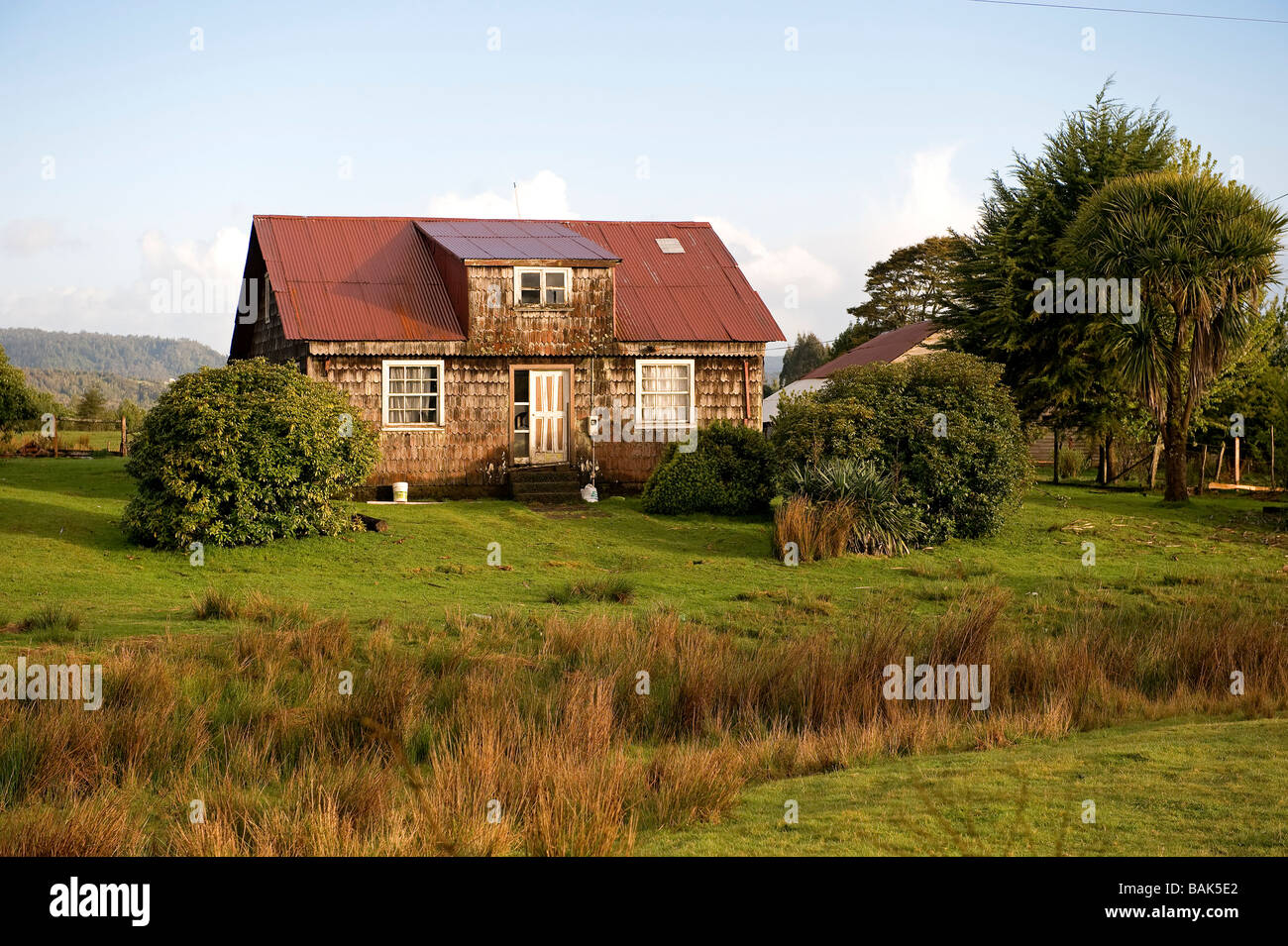 Il Cile, Los Lagos Regione, isola di Chiloé, casa tradizionale la riserva ecologica di Punquelinhue Foto Stock