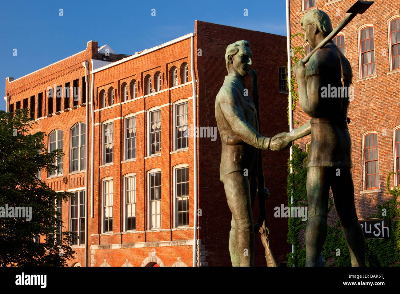 Statua di James Robertson e John Donelson lungo il Cumberland River in Downtown Nashville. Foto Stock