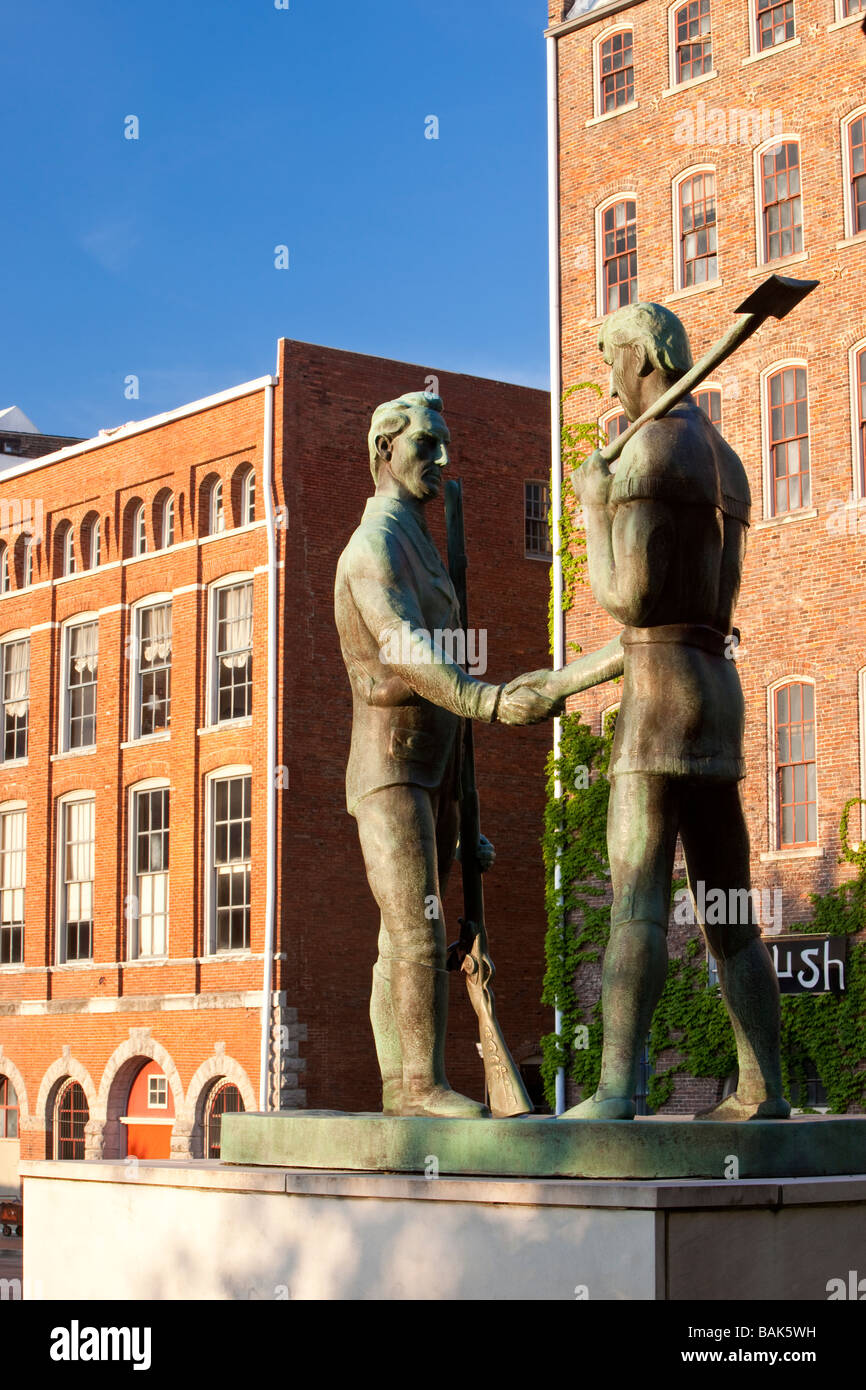 Statua di James Robertson e John Donelson lungo il Cumberland River in Downtown Nashville. Foto Stock