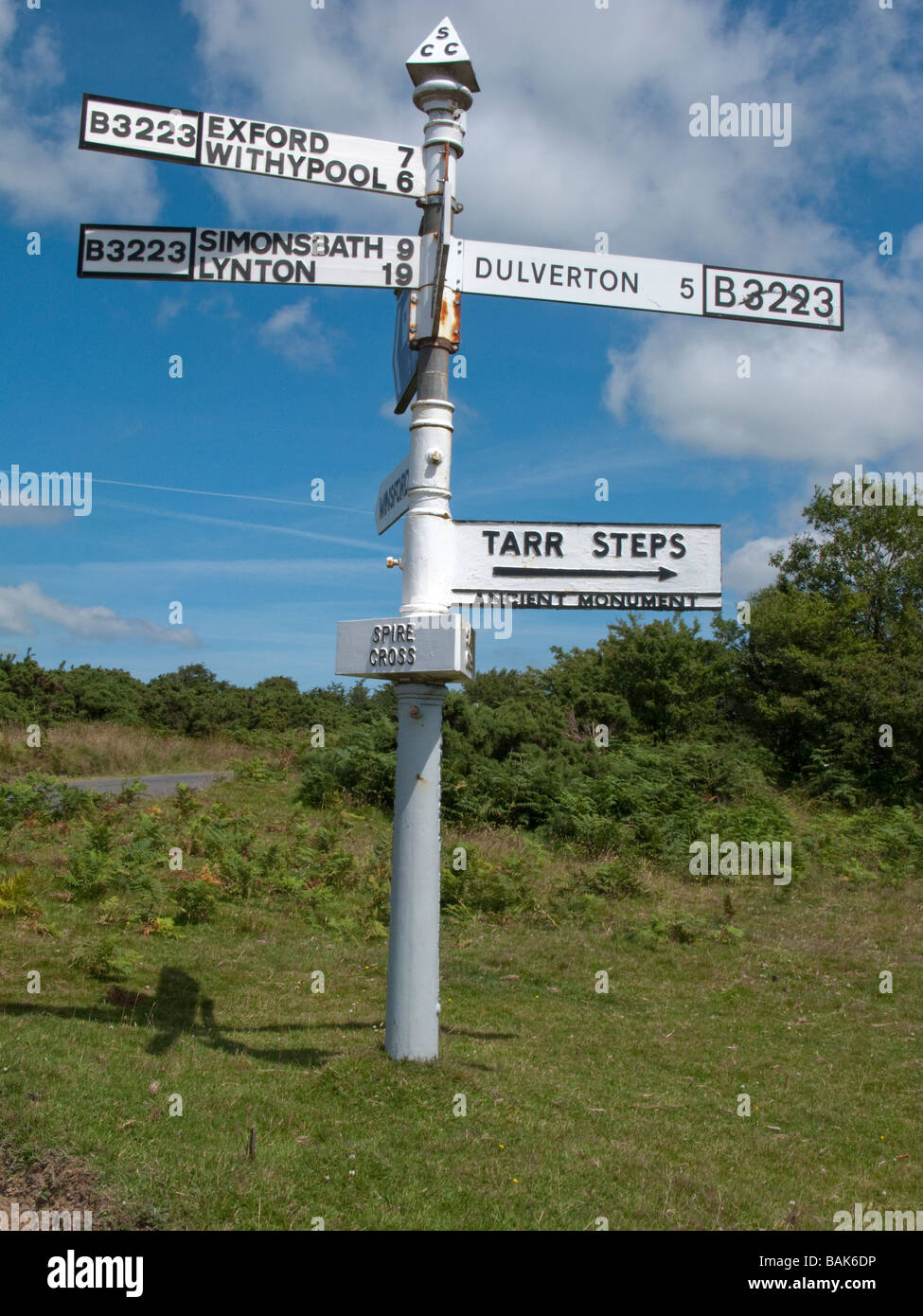 Cartello stradale su Exmoor nel Devon.mostra la direzione di Tarr passi. Foto Stock