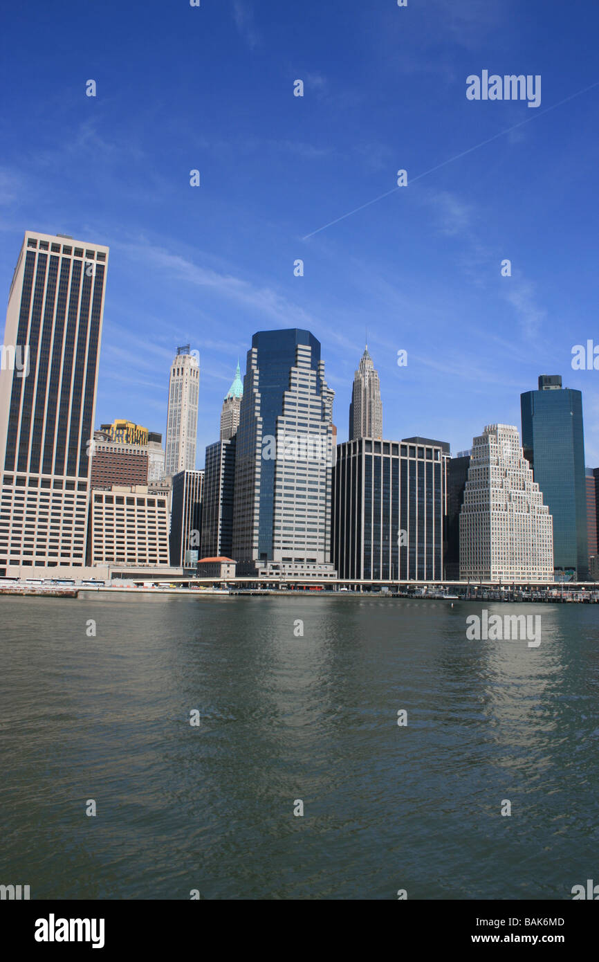 La parte inferiore di Manhattan skyline lungo la East River. Foto Stock