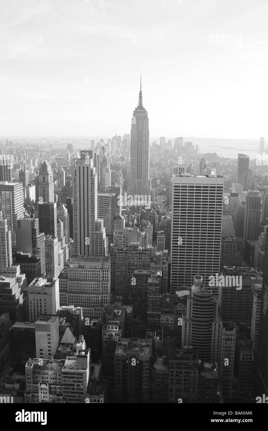 Skyline di Manhattan tra cui l'Empire State Building. Foto Stock