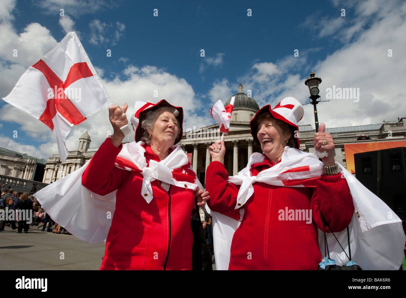 Pam Ealham (sinistra) e Joyce Barrett (destra) celebra il St George's Day in Trafalgar Square,Galleria Nazionale in background. Foto Stock