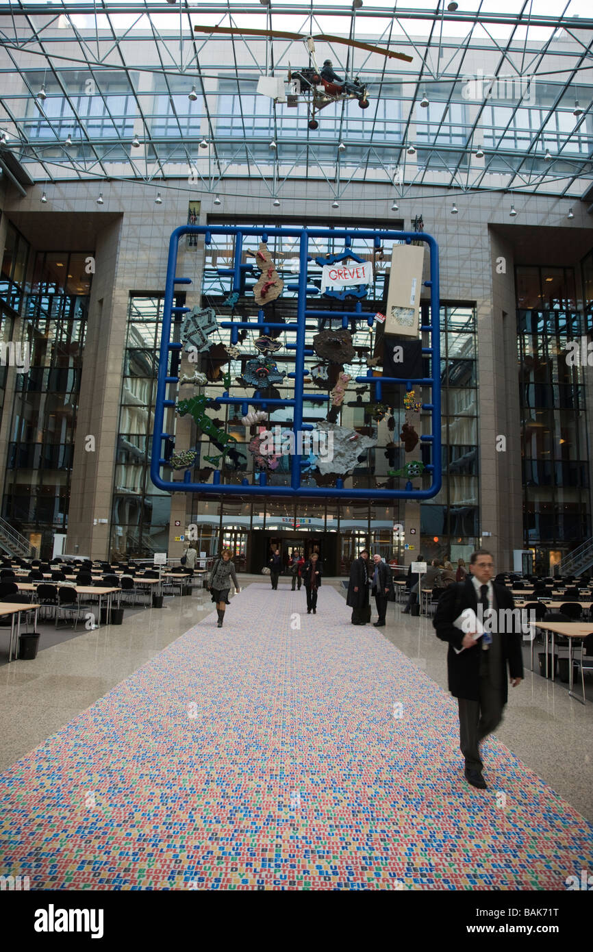 All'interno della Commissione europea che mostra la contraversial artwork da Repubblica ceca artista David Cerny Foto Stock