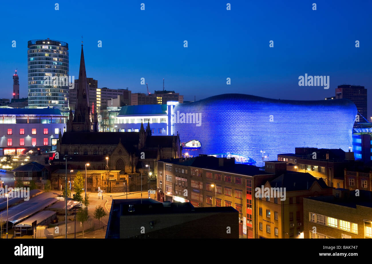 Birmingham City Center dotato di St Martin's Church e dal grande magazzino Selfridges, Birmingham, West Midlands, England, Regno Unito Foto Stock