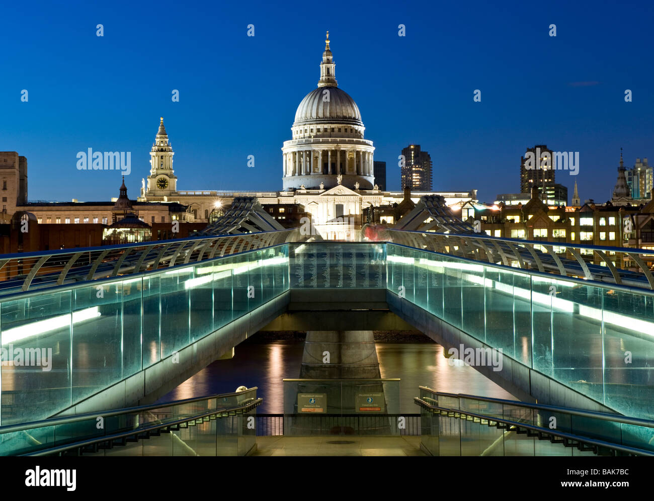 La Cattedrale di St Paul, il Millennium Bridge e il fiume Tamigi di notte, Londra, Inghilterra, Regno Unito Foto Stock