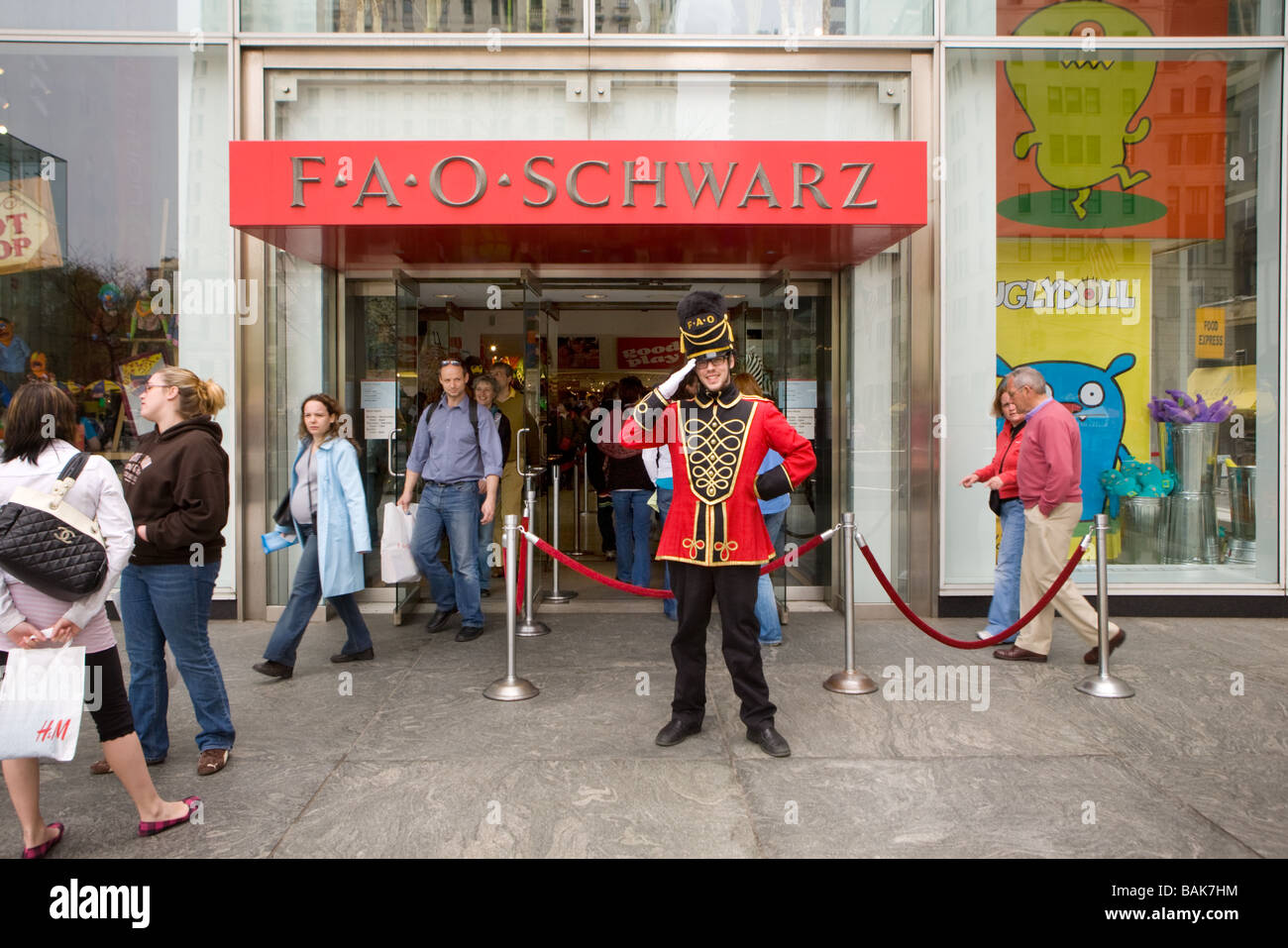 Portiere saluta i clienti presso la FAO Schwartz toy Store Fifth Avenue di New York City Foto Stock