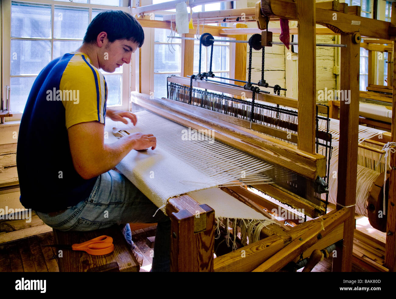 Tessitura dello studente presso il Collegio di Berea Log House Galleria di artigianato in Berea Kentucky Foto Stock