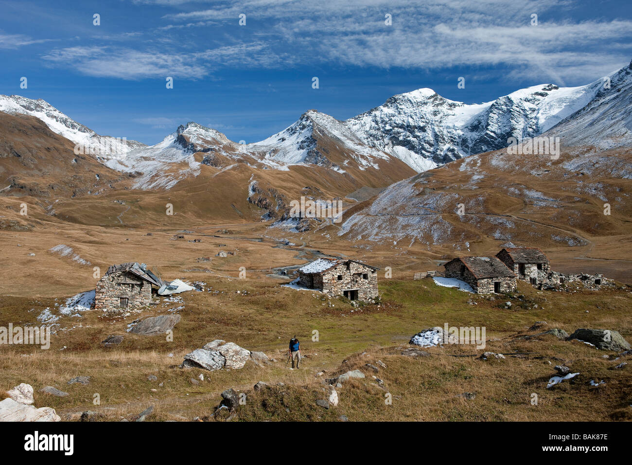 Francia, Savoie, Le Clou hamlet (2226m) e le Plan (2208m), di fronte alla Pointe des Mines e il lato superiore del Les Balmes Foto Stock