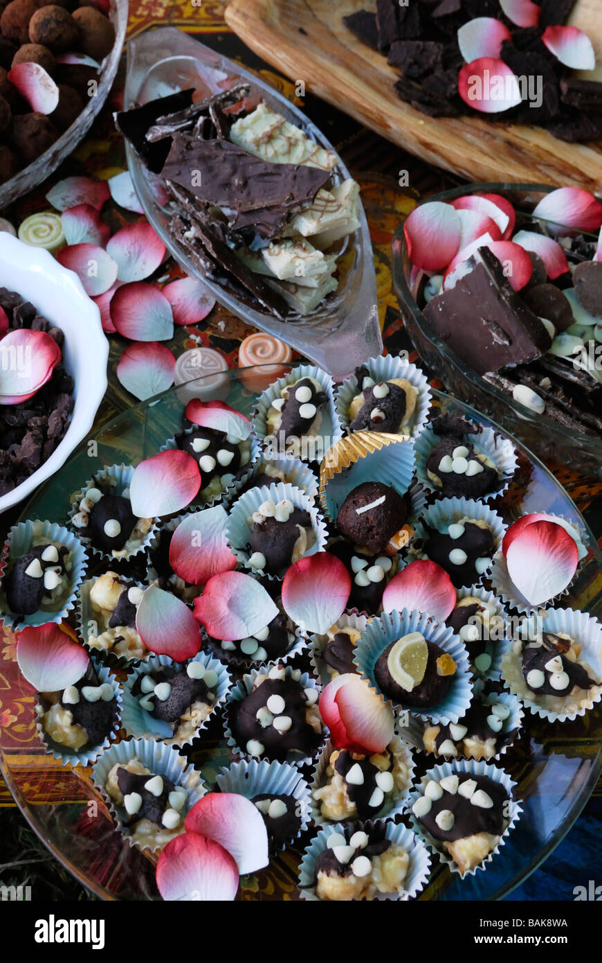 I cioccolatini artigianali cosparso con petali di fiori Foto Stock