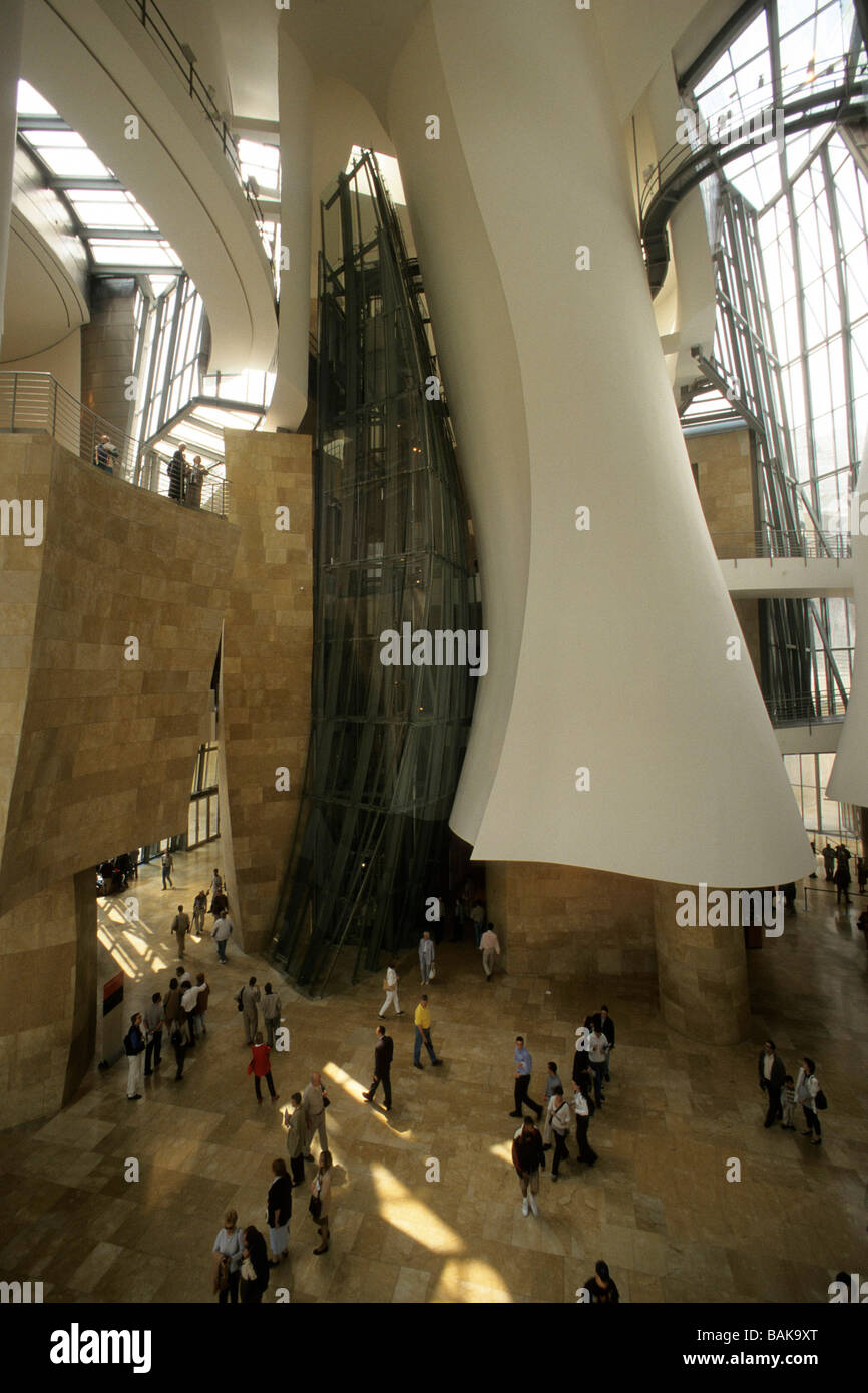 Spagna. Bilbao. All'interno del famoso Museo Guggenheim che mostra la parete di vetro ascensore. Architetto Frank Gehry o. Foto Stock