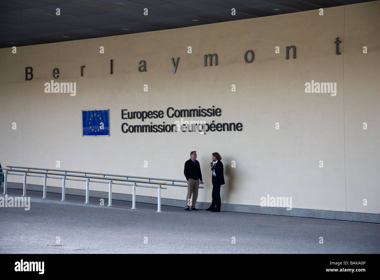 Due uomini in una conversazione a ridosso degli edifici della Commissione europea a Bruxelles Belgio Foto Stock