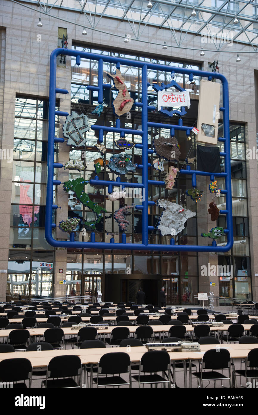 All'interno della Commissione europea che mostra la contraversial artwork da Repubblica ceca artista David Cerny Foto Stock