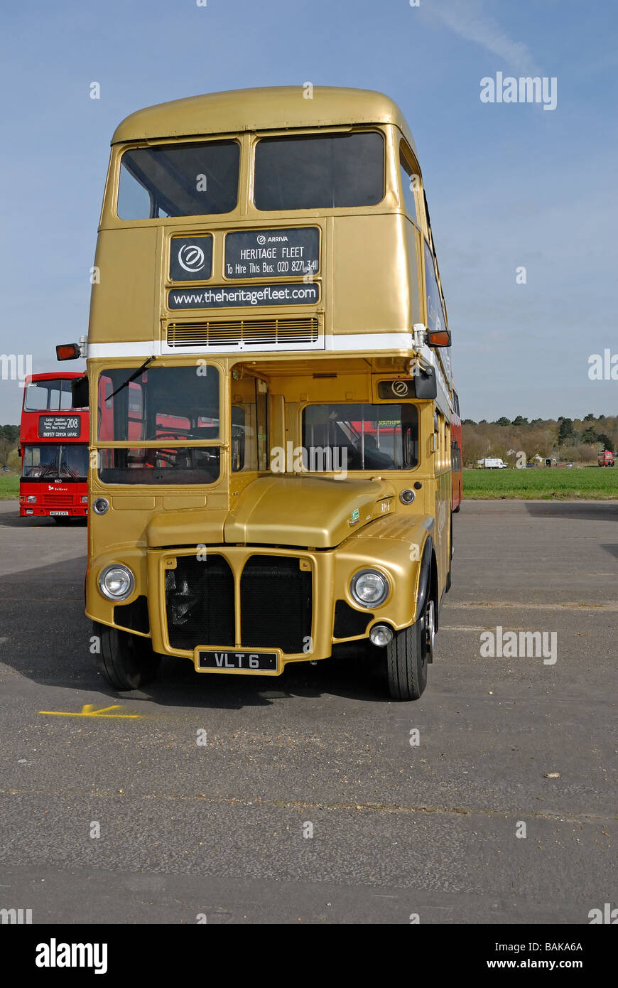 Vista frontale del VLT 6 AEC Routemaster RM 6 a Cobham Museo Bus annuale di primavera Pullman Bus raccogliere at Wisley Airfield Surrey Foto Stock
