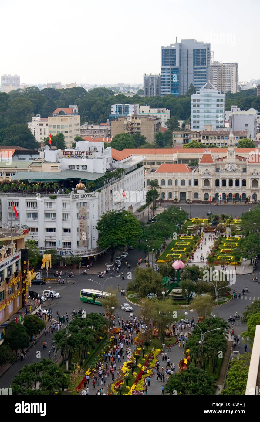 Vista di Hguyen Hue con decorazioni floreali in celebrazione del Tet capodanno nuovo anno lunare in Ho Chi Minh City Vietnam Foto Stock