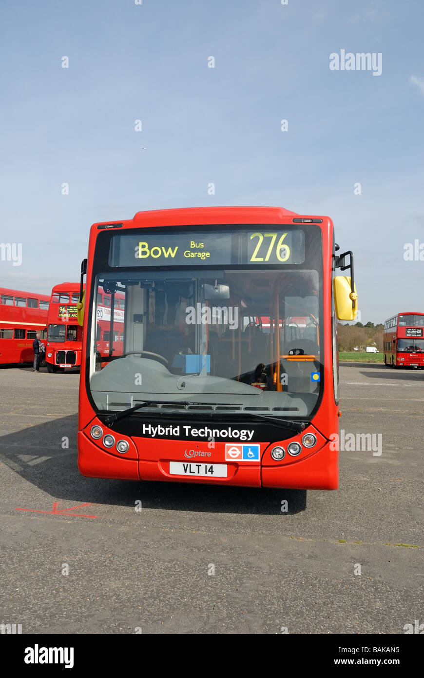 Vista frontale del VLT 14 un ibrido Optare Tempo ponte singolo bus a Cobham Museo Bus annuale di primavera Pullman Bus raccogliere at Wisley Foto Stock