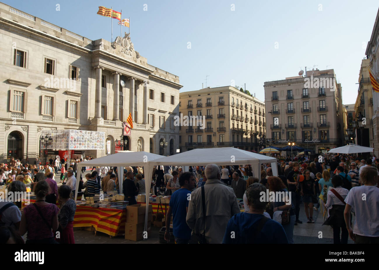 Plaza Jaume I, Barcellona su el dia de Sant Jordi Foto Stock