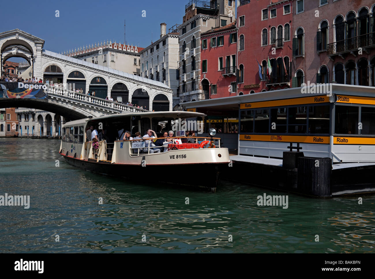 Ponte di Rialto Venezia Italia vaporetto del trasporto di viaggio Foto Stock