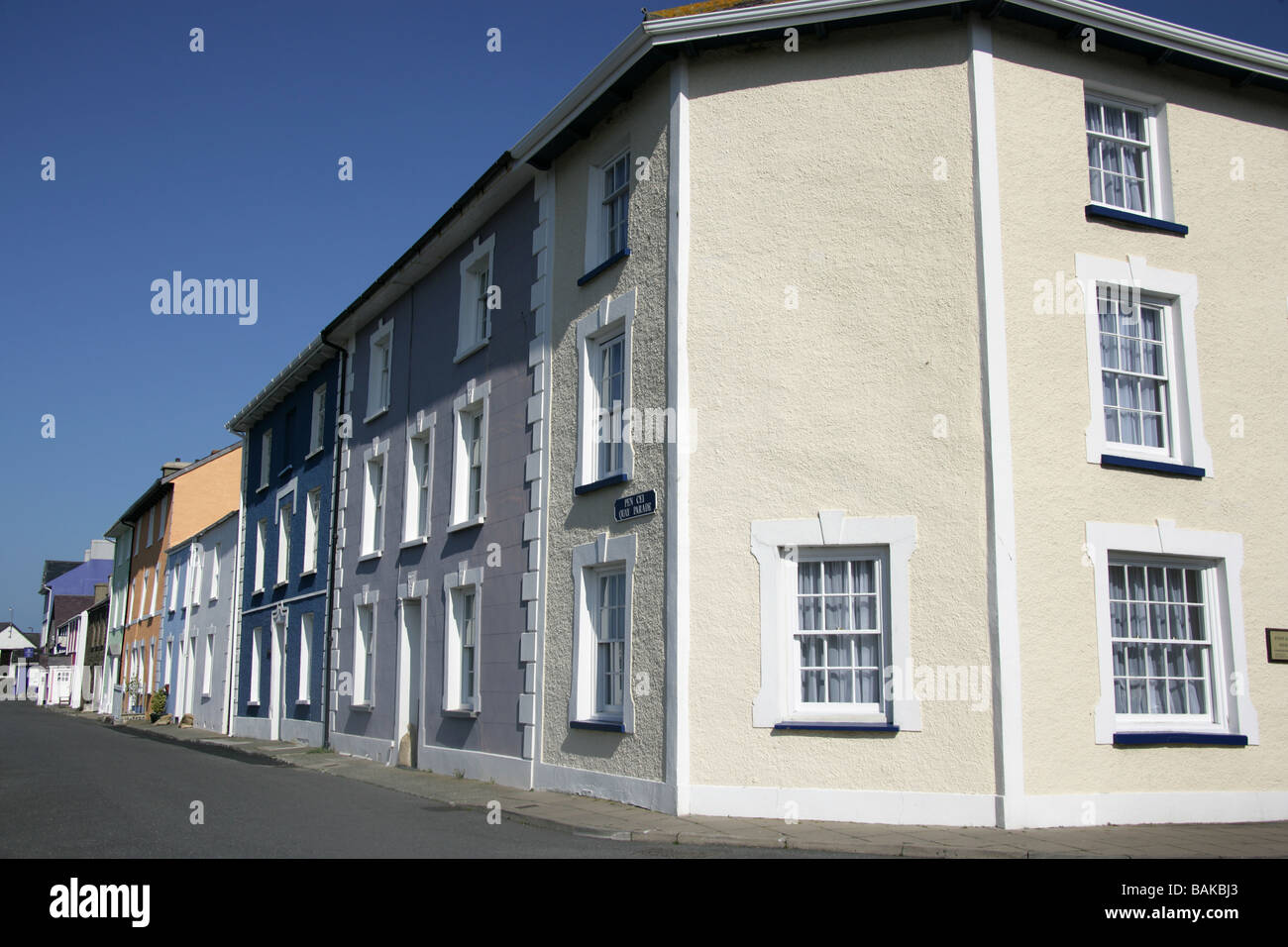 Città di Aberaeron, Galles. Pastel case dipinte a Quay Parade (Pen Cei) nella pittoresca cittadina gallese di Aberaeron. Foto Stock