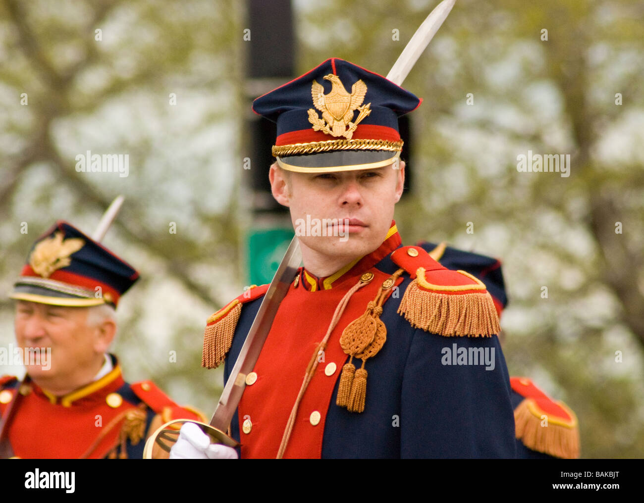 Giovane uomo nella tradizionale uniforme militare in Chicago parata polacco Foto Stock