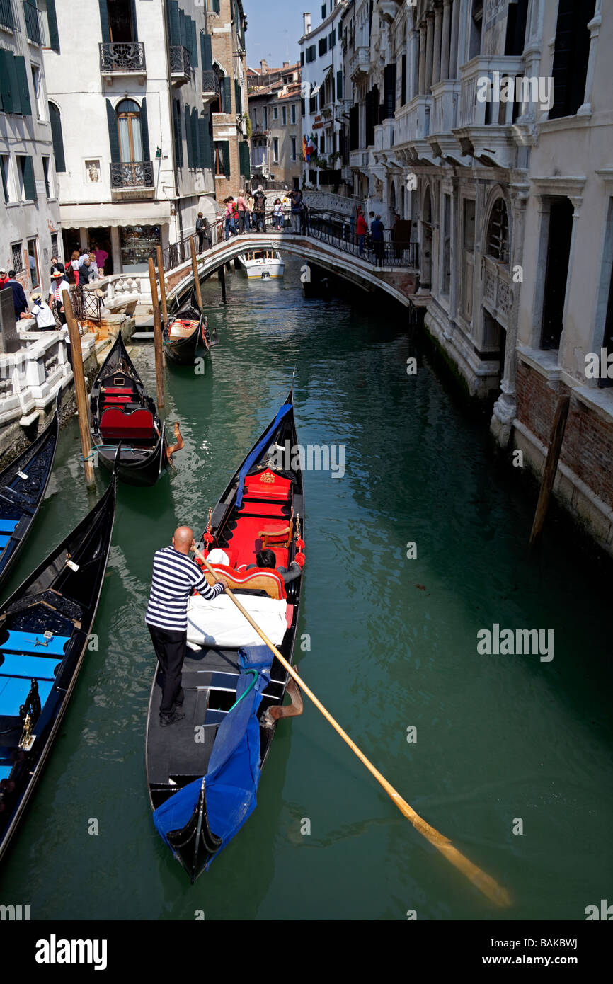 Gondola gondoliere canal trasporto turismo turisti viaggio Venezia Italia Foto Stock