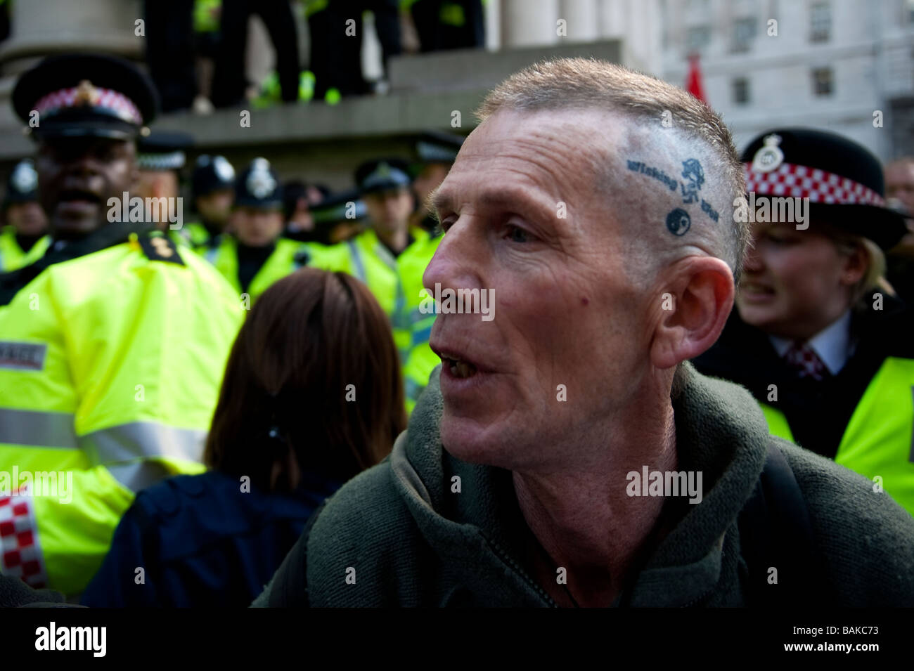 Anti-capitalista manifestanti radunati presso la banca di Inghilterra alla vigilia del vertice del G20, che è diventata violenta con la polizia Foto Stock