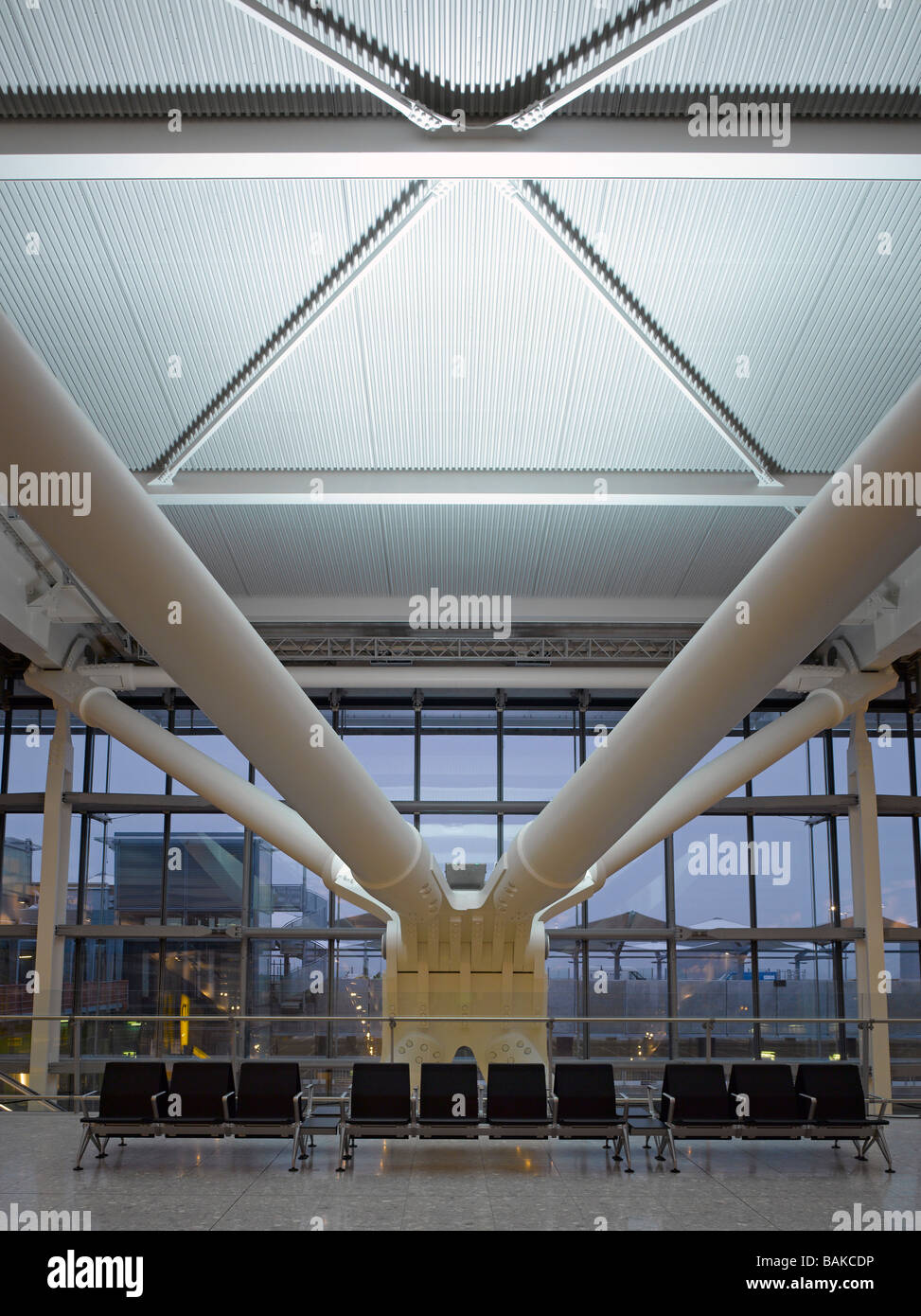 Il terminale 5 all'aeroporto di Heathrow, Hayes, Regno Unito, Rogers Stirk Harbour + Partners, il Terminal 5 di Heathrow interni di costruzione Foto Stock