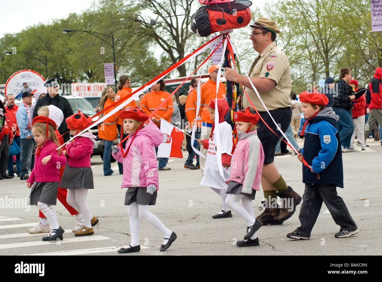 Youn le ragazze ed i ragazzi in scout uniformi e berretti coccinella tenere  per streamers di maypole e marzo in Chicago parata polacco Foto stock -  Alamy