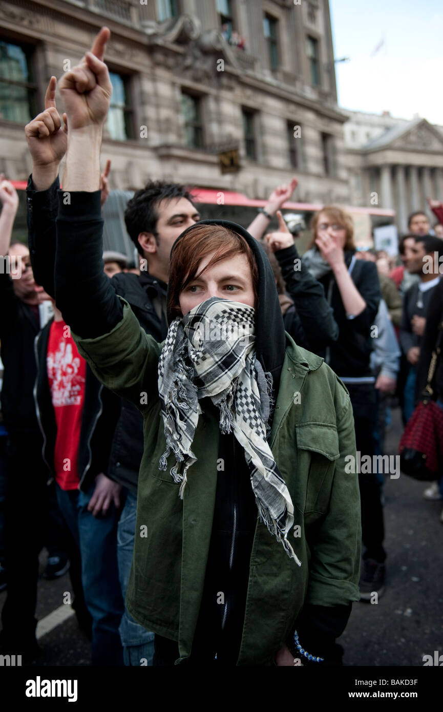 Anti-capitalista manifestanti radunati presso la banca di Inghilterra alla vigilia del vertice del G20, che è diventata violenta con la polizia Foto Stock