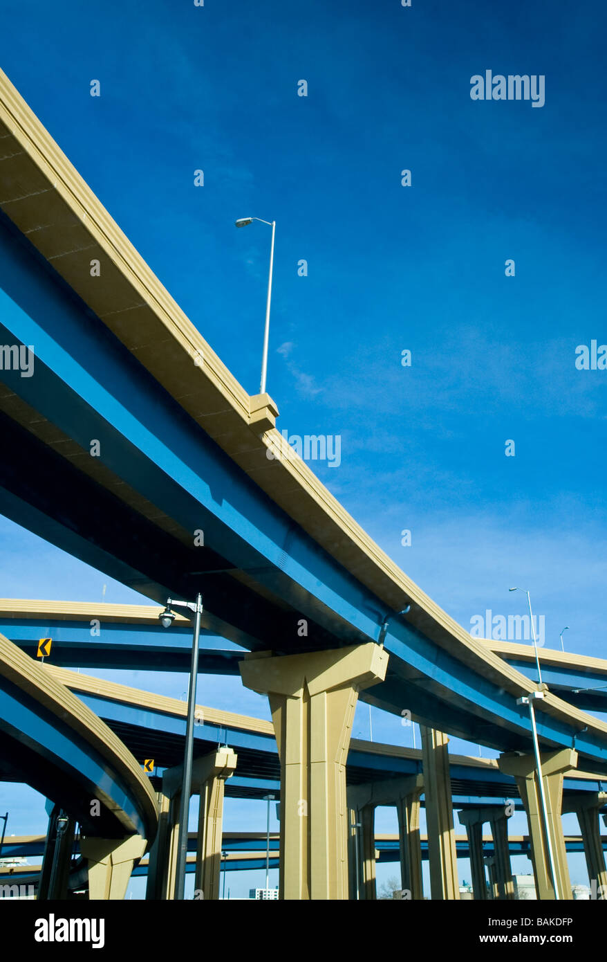 Vista del lato inferiore di più strade expressway e le rampe a Milwaukee nel Wisconsin Foto Stock