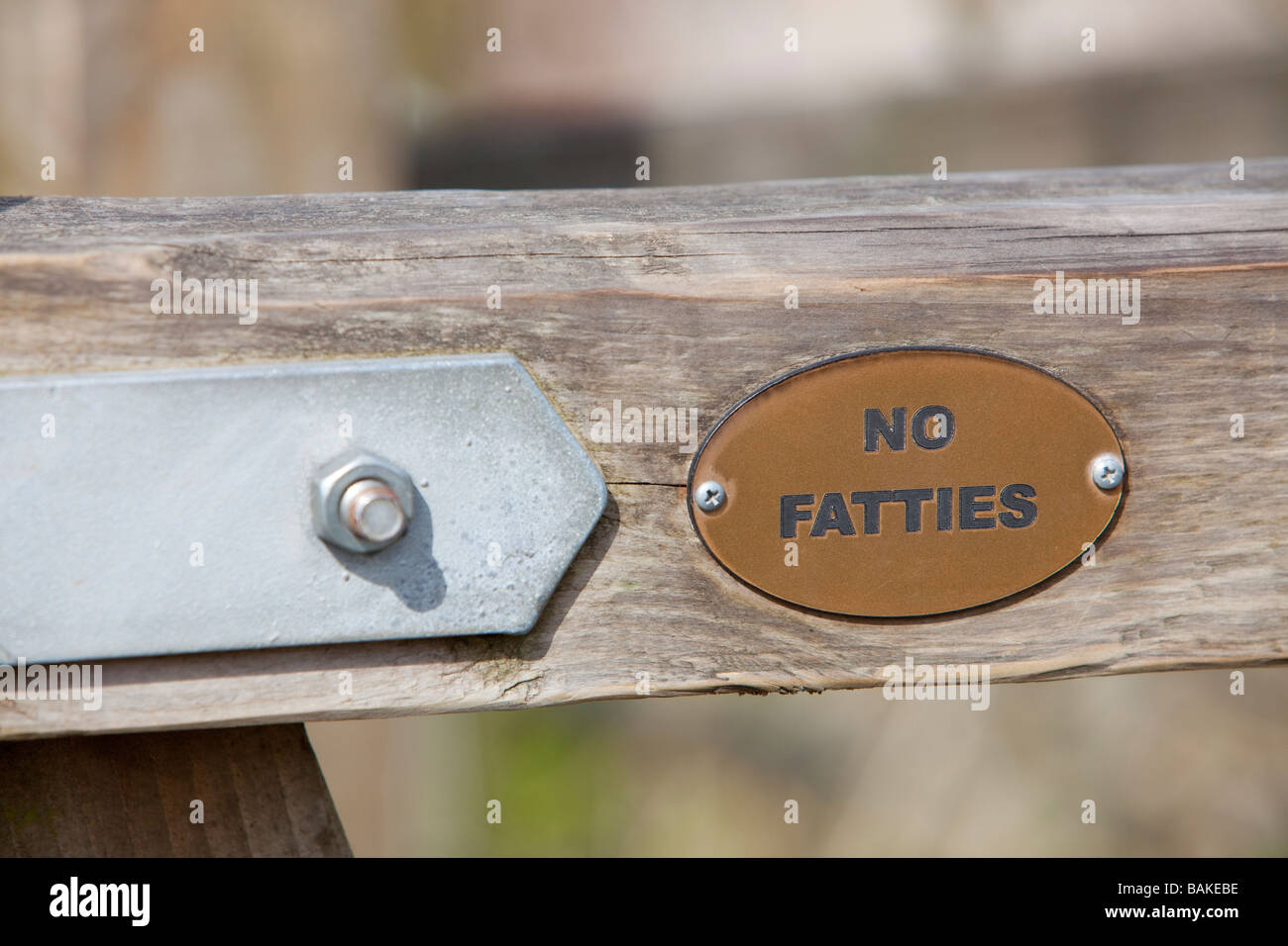 Un no fatties segno su una porta su un sentiero a Clitheroe LANCASHIRE REGNO UNITO Foto Stock
