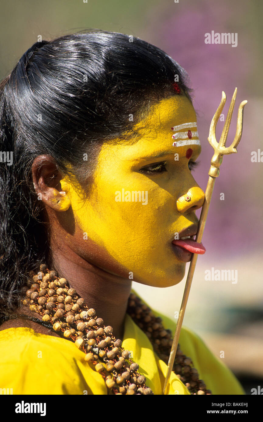 India, Tamil Nadu, Samayapuram, Mariamman Temple, ritratto di un penitente con linguetta forata Foto Stock