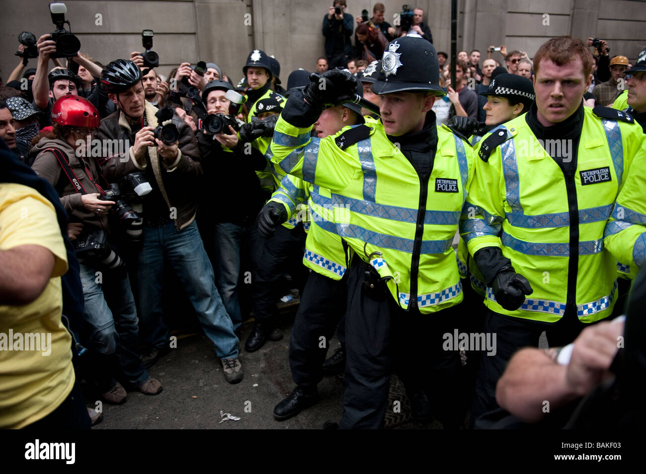 Anti-capitalista manifestanti radunati presso la banca di Inghilterra alla vigilia del vertice del G20, che è diventata violenta con la polizia Foto Stock