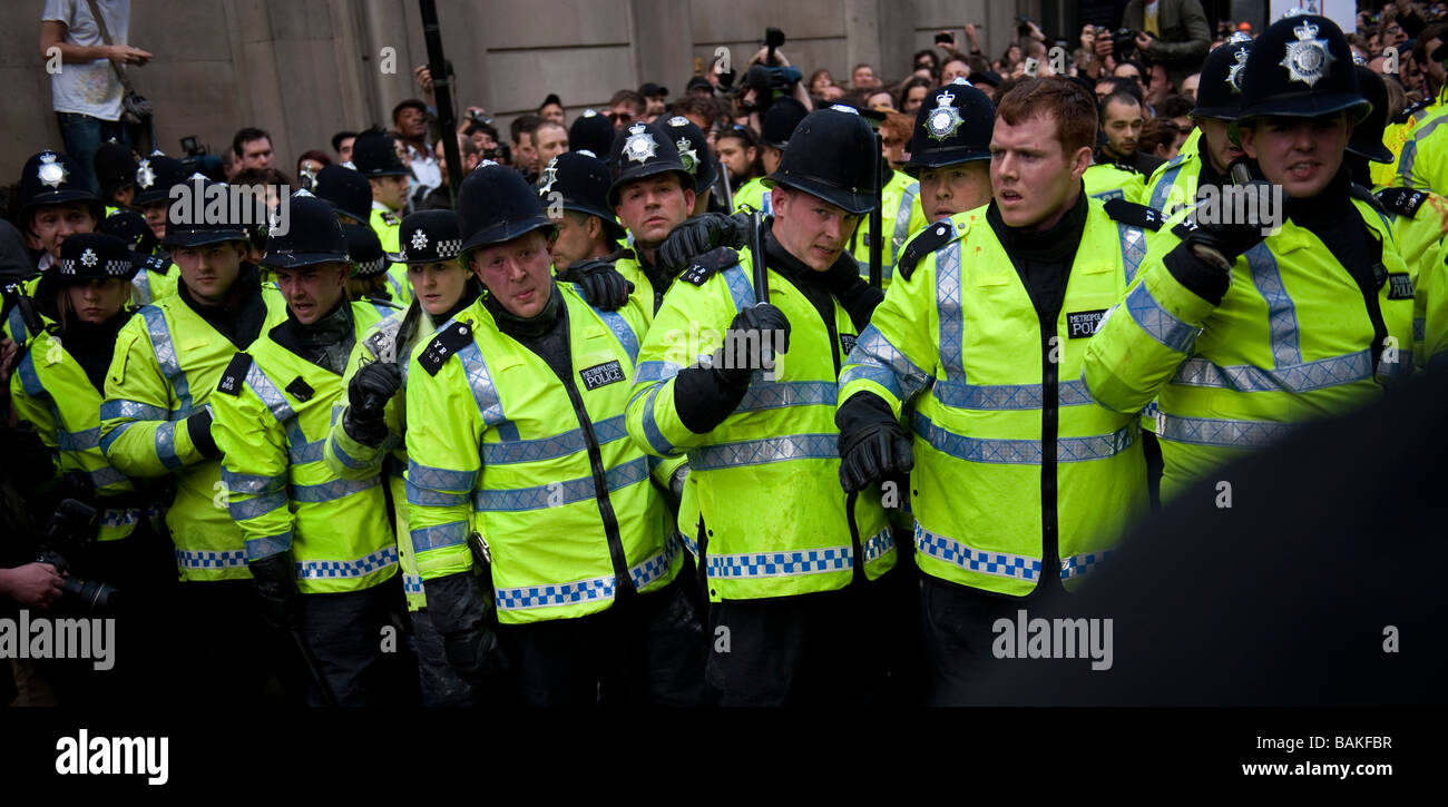 Anti-capitalista manifestanti radunati presso la banca di Inghilterra alla vigilia del vertice del G20, che è diventata violenta con la polizia Foto Stock