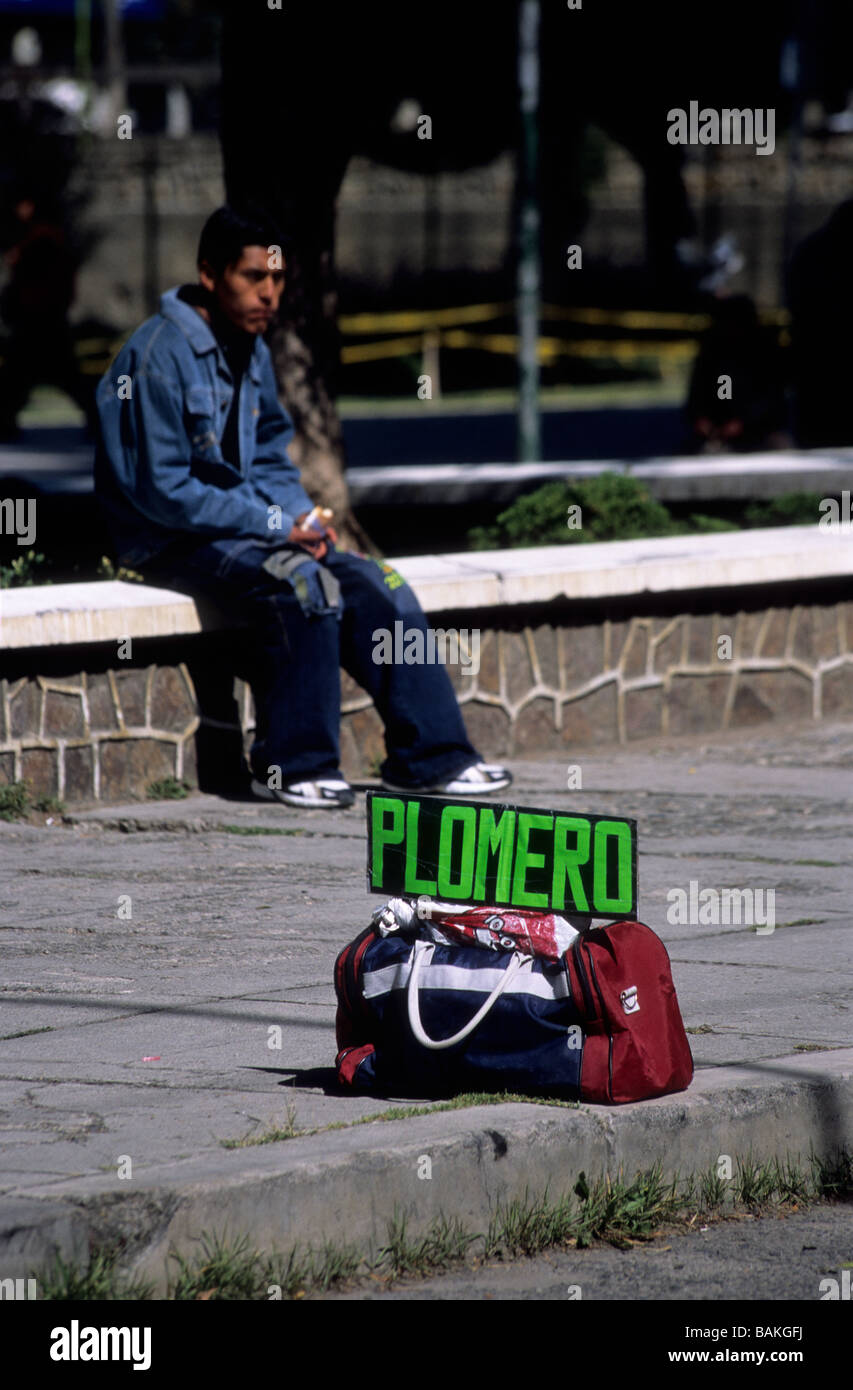 Plumber (plomero) in attesa di lavoro sul marciapiede , La Paz , Bolivia Foto Stock