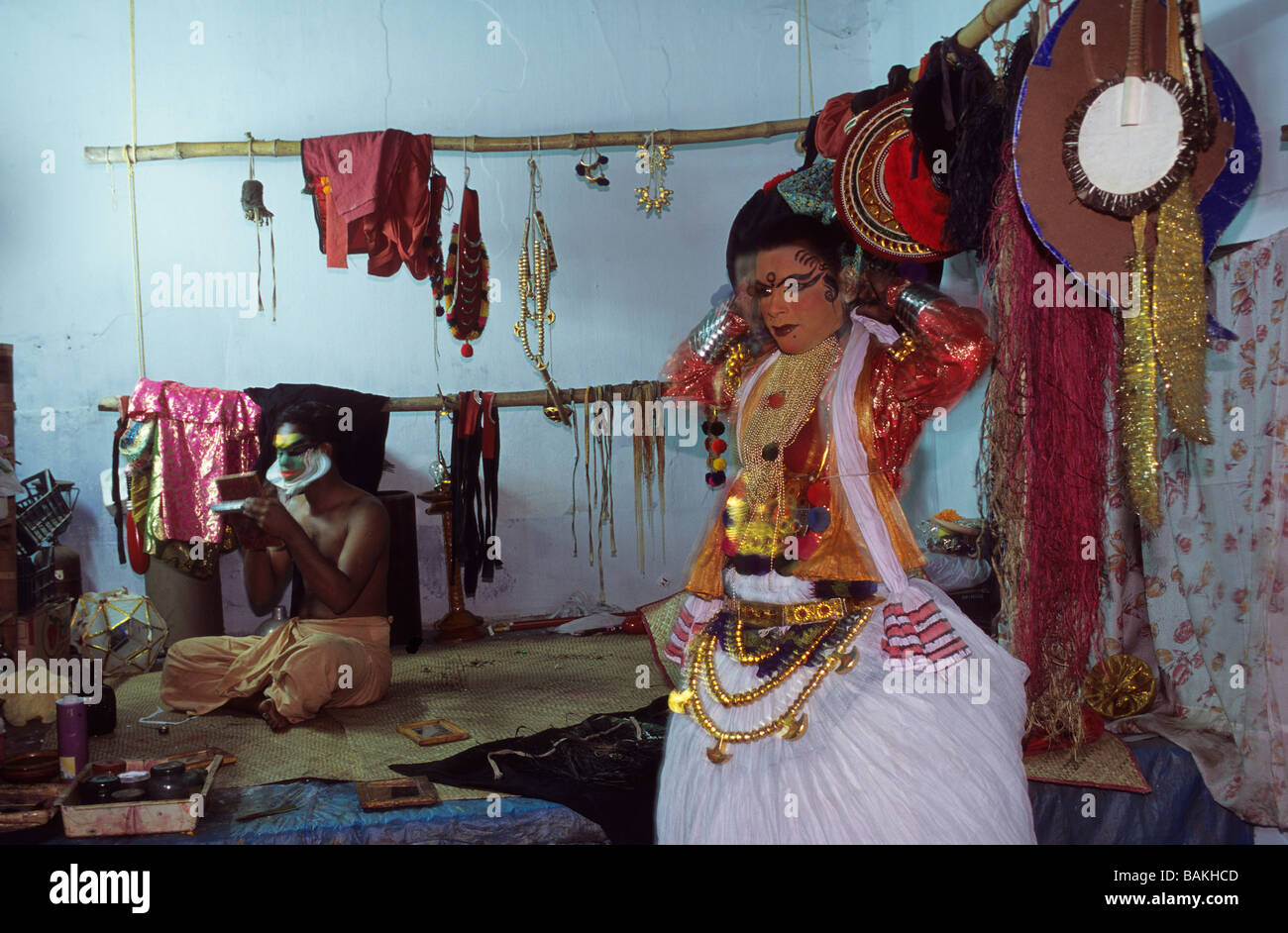 India Kerala State, Kochi, vestirsi di un attore Kathakali, danza teatrale Foto Stock