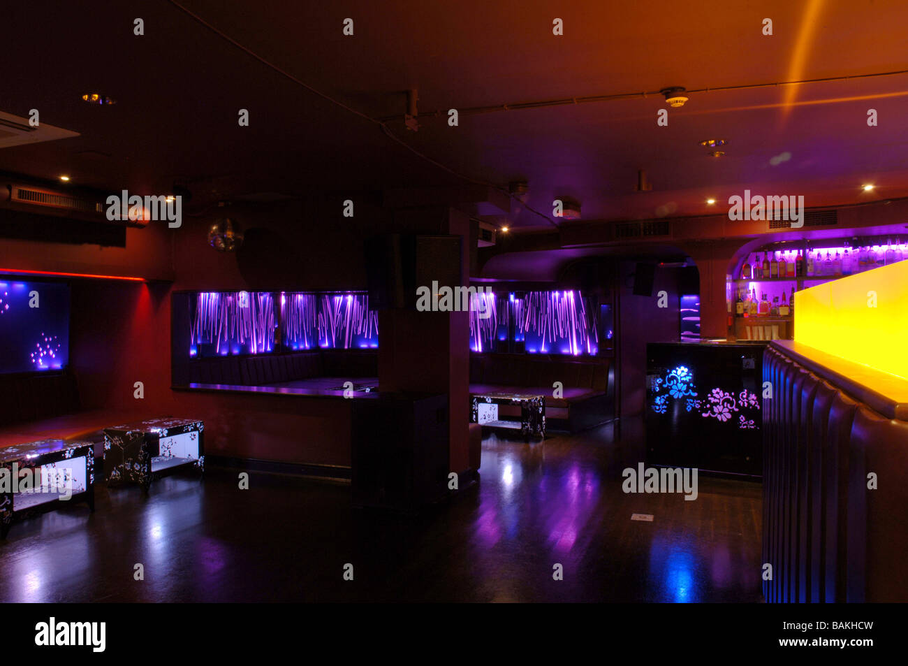 Boujis Nightclub, Londra, Regno Unito, Satmoko Sfera, Boujis nightclub dancefloor-luci viola. Foto Stock