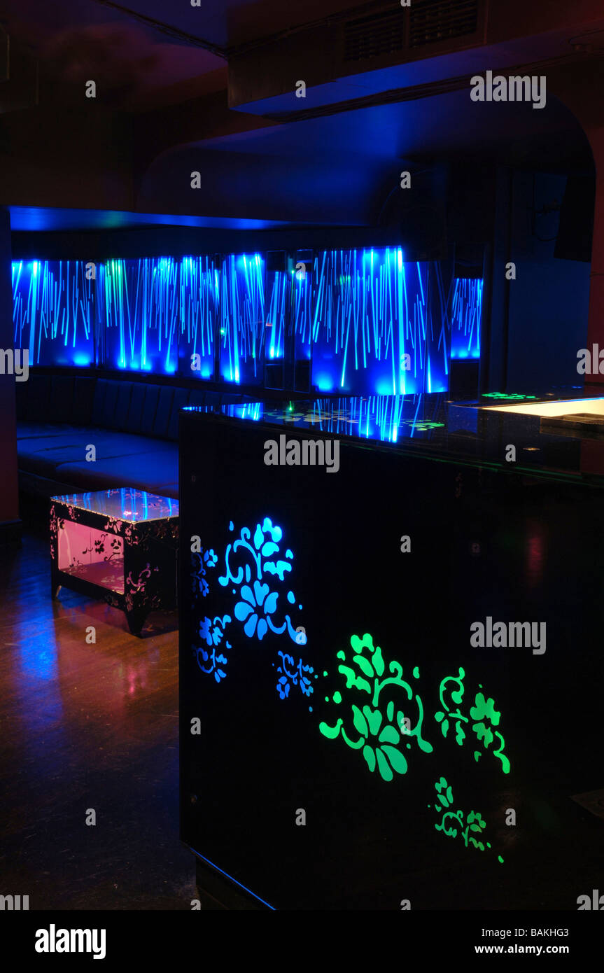 Boujis Nightclub, Londra, Regno Unito, Satmoko Sfera, Boujis nightclub bar detailand parete blu. Foto Stock