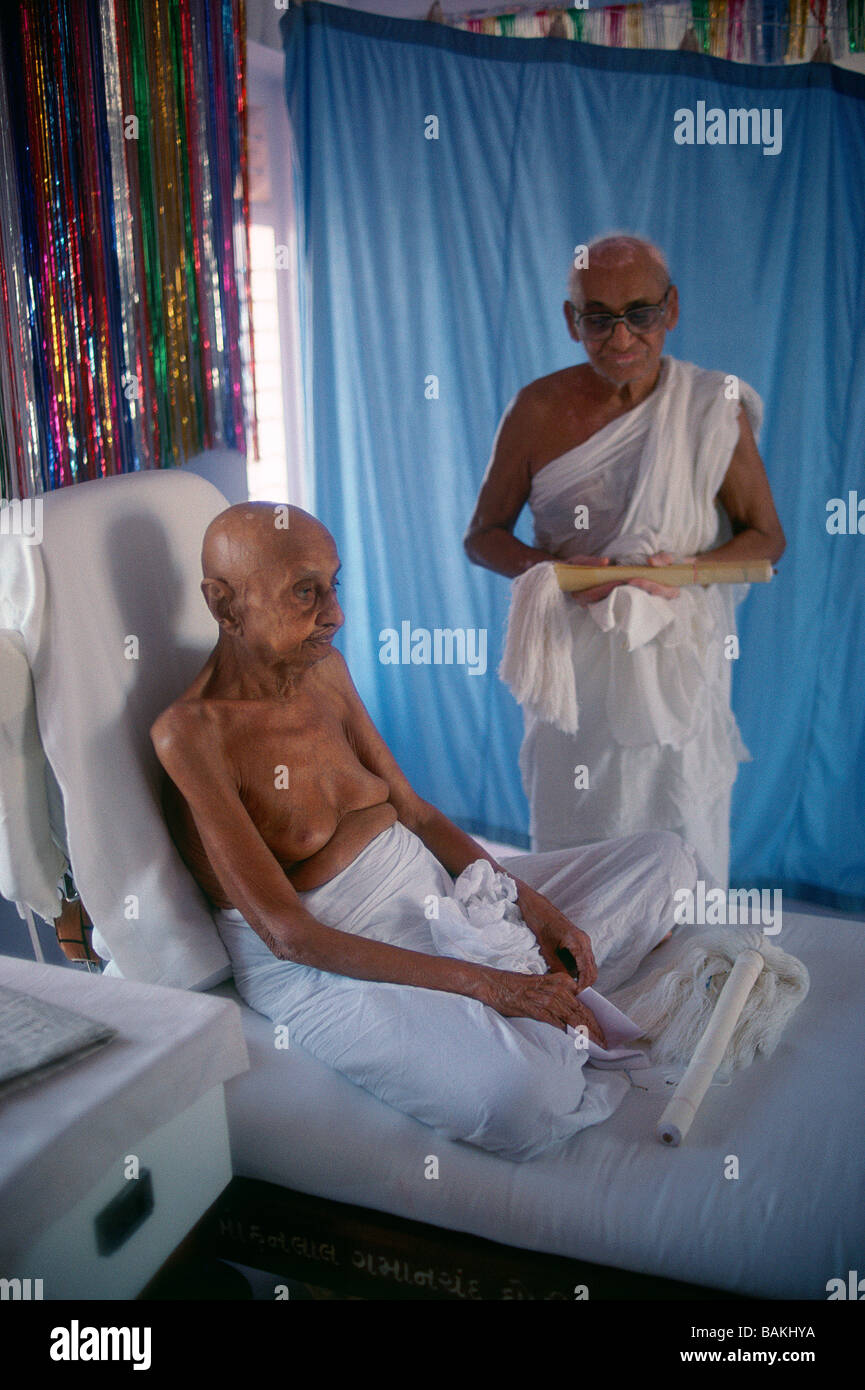 India, nello Stato di Gujarat, Palitana, Ram Chandra Suri testa del Jain Svetambara (bianco clad) monaci Foto Stock